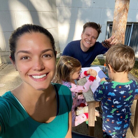 Michel Teló brinca com os filhos e Thais Fersoza na quarentena