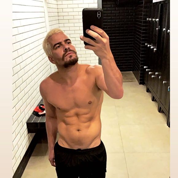 Thiago Martins postou foto sem camisa para mostrar mudança no corpo