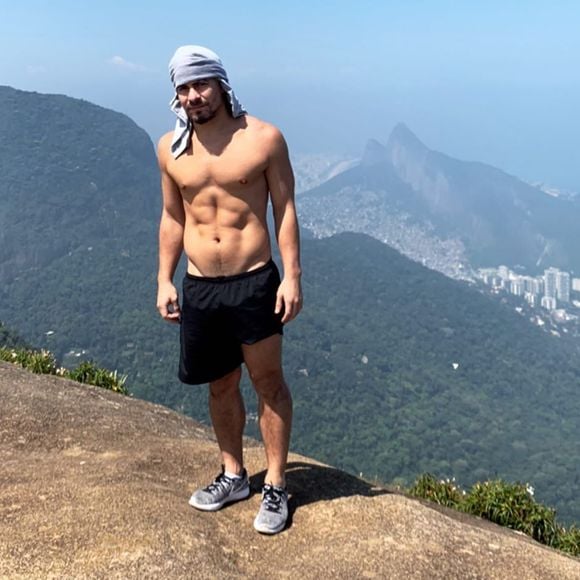 Thiago Martins ostentou abdômen definido em foto na rede social