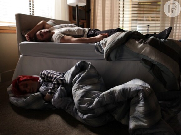 Du (Josie Pessoa) dorme no chão do quarto de João Lucas (Daniel Rocha) em 'Império'
