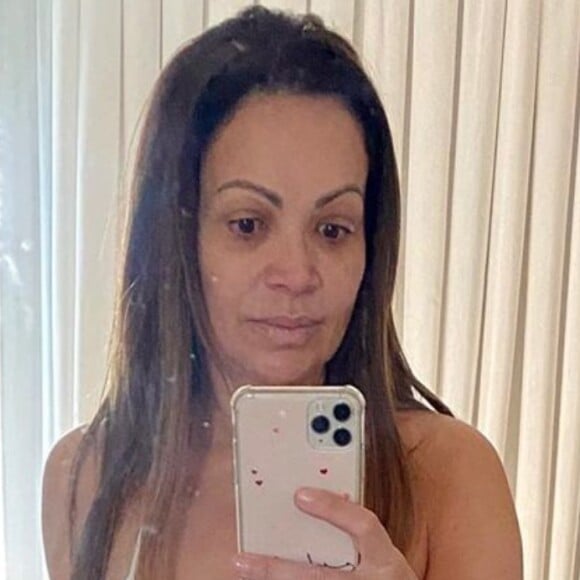 Solange Almeida fez foto sem maquiagem nesta sexta-feira, 8 de maio de 2020