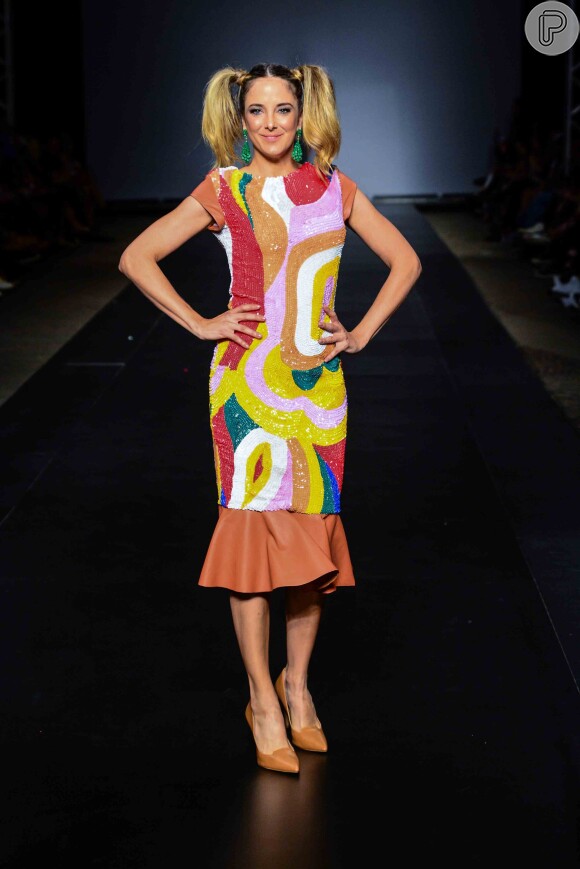 Ticiane Pinheiro desfilou com look colorido no evento de moda