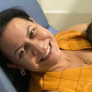 Marília Mendonça mostra foto da mãe com o filho, Léo, ainda recém-nascido