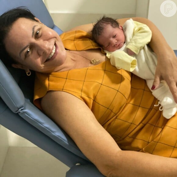 Marília Mendonça mostra foto da mãe com o filho, Léo, ainda recém-nascido