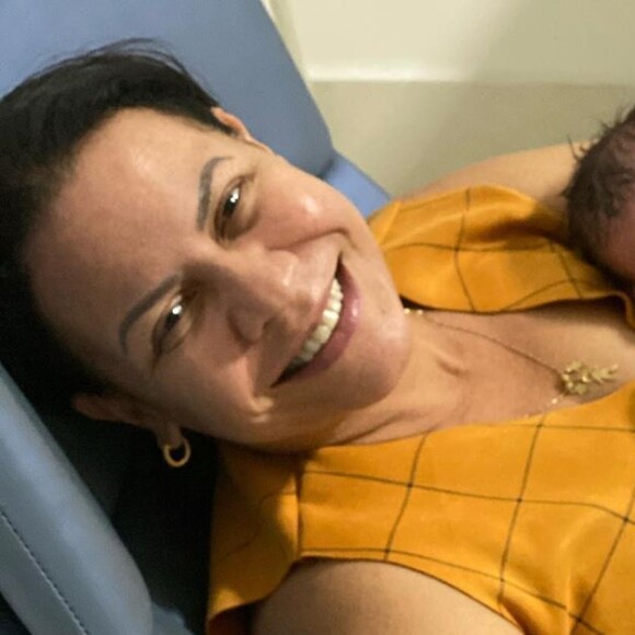 Marília Mendonça mostra foto da mãe com o filho, Léo, ainda recém-nascido