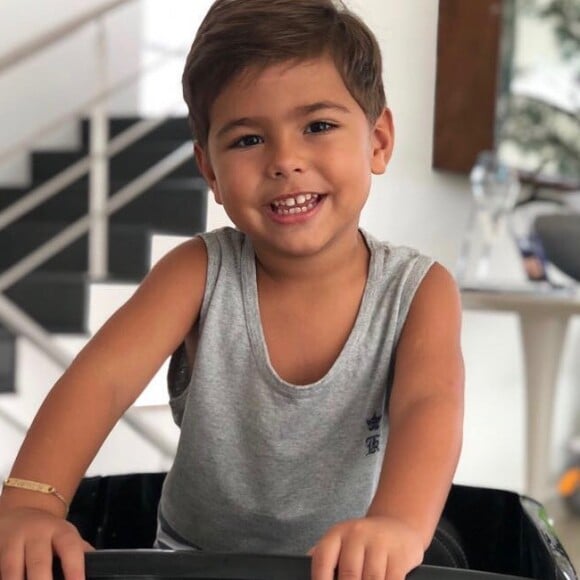 Filho de Simone impressionou por semelhança com a mãe em foto