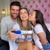 Flávia Viana e Marcelo Zangrandi anunciaram gravidez com foto na web