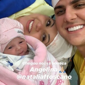 Zé Neto mostra foto com a mulher, Natália, e a filha caçula, Angelina