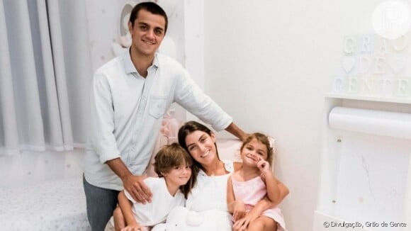Mulher de Felipe Simas, Mariana Uhlmann reuniu o marido e os três filhos em festa dupla