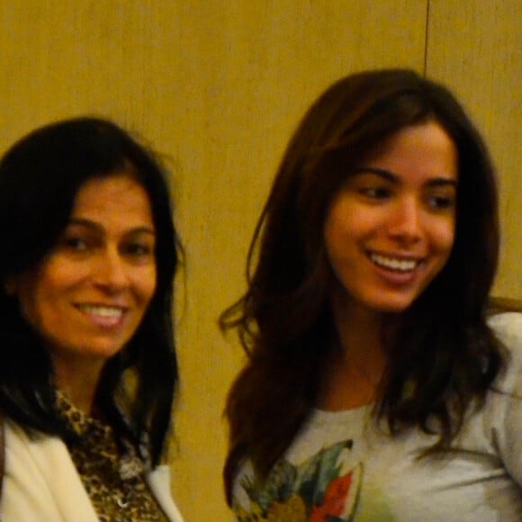 Anitta mandou recado carinhoso para a mãe ao afastar rusga com Miriam Macedo: 'Ô mãezinha, não precisava. Tá tudo bem sempre. Te amo'