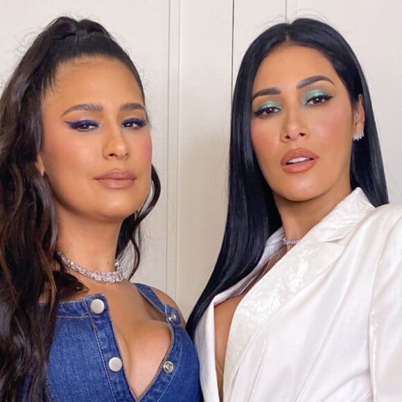 Simone e Simaria apostam em looks com decote para live no Youtube, em 23 de maio de 2020