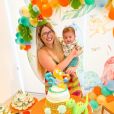 Marília Mendonça fez uma festa de dinossauros para comemorar o 5º mesversário do filho