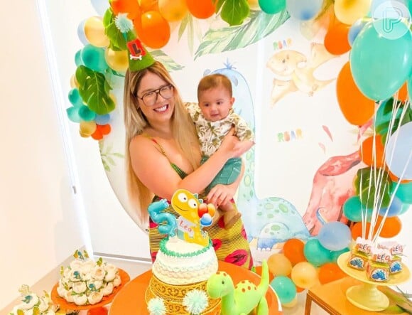 Marília Mendonça fez uma festa de dinossauros para comemorar o 5º mesversário do filho