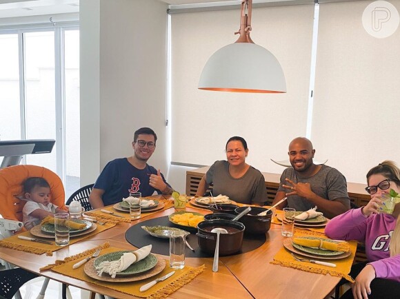 Marília Mendonça almoçou na companhia da família neste domingo, 24 de maio de 2020