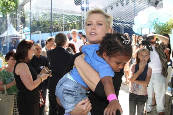 Xuxa Meneghel brinca com criança nos 25 anos da sua fundação