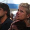 Xuxa Meneghel chora durante a festa dos 25 anos da fundação da apresentadora