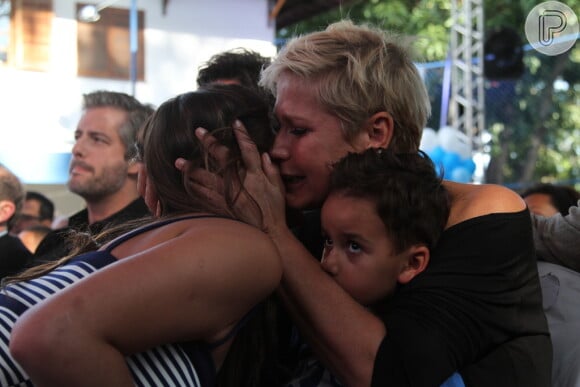 Xuxa Meneghel, chorando, dá abraço em Bruna Marquezine