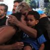 Xuxa Meneghel e Bruna Marquezine se abraçam na festa dos 25 anos da fundação da apresentadora