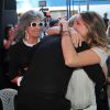 Xuxa Meneghel e a filha, Sasha Meneghel, se emocionam na festa dos 25 anos da fundação da apresentadora