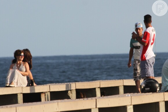 Marcello Melo Jr. tira fotos românticas com a namorada em quebra-mar no Rio de Janeiro