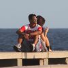 Marcello Melo Jr. tira fotos românticas com a namorada em quebra-mar no Rio de Janeiro, no fim da tarde desta terça-feira, 28 de outubro de 2014