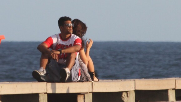 Marcello Melo Jr. tira fotos românticas com a namorada em quebra-mar no RJ