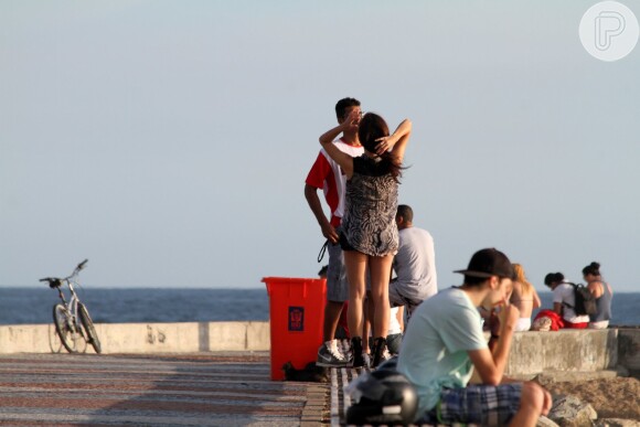 Marcello Melo Jr. e a namorada, Caroline Alves, passearam pela orla da praia da Brra da Tijuca