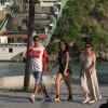 Marcello Melo Jr. tira fotos românticas com a namorada em quebra-mar no Rio de Janeiro