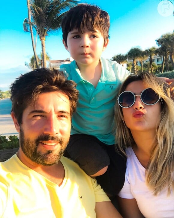 Jessica Costa e Sandro Pedroso em momento família durante viagem