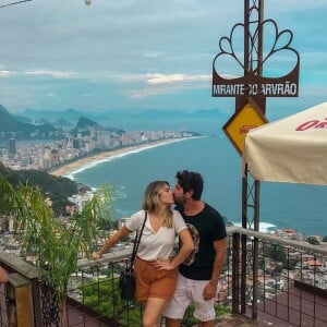 Jessica Costa e Sandro Pedroso postavam fotos românticas nas redes sociais antes da separação