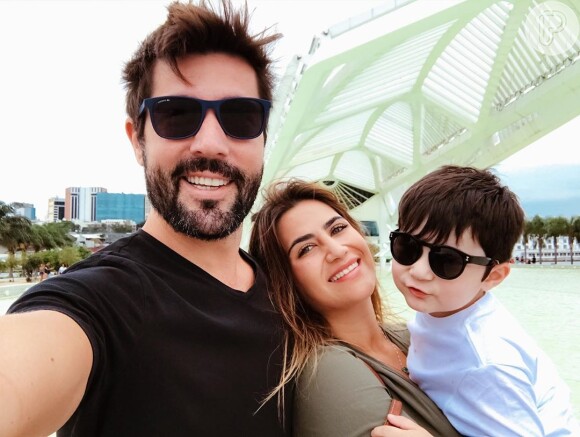 Filha do cantor sertanejo Leonardo, Jessica Costa com o filho e o então marido, Sandro Pedroso