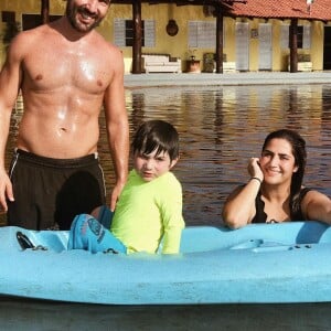 Jessica Costa e Sandro Pedroso durante viagem com o filho, Noah