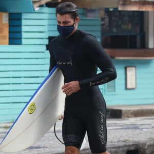 Cauã Reymond é fotografado em dia de surfe em praia da Barra da Tijuca, zona oeste do Rio de Janeiro, nesta terça-feira, 02 de junho de 2020



