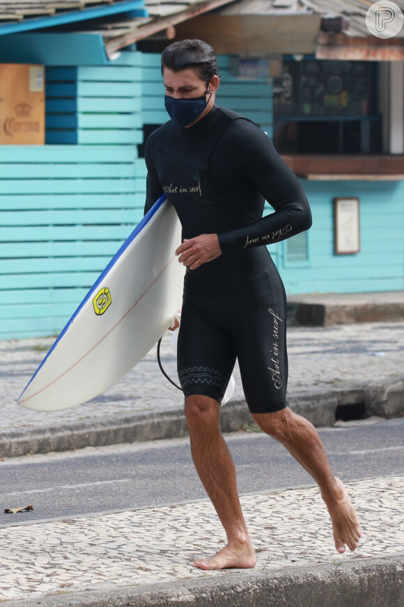 Cauã Reymond é fotografado em dia de surfe em praia da Barra da Tijuca, zona oeste do Rio de Janeiro, nesta terça-feira, 02 de junho de 2020



