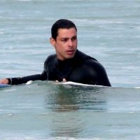 Cauã Reymond volta a praticar surfe e corpo sarado chama atenção na praia. Fotos