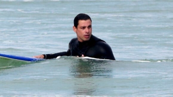 Cauã Reymond volta a praticar surfe e corpo sarado chama atenção na praia. Fotos