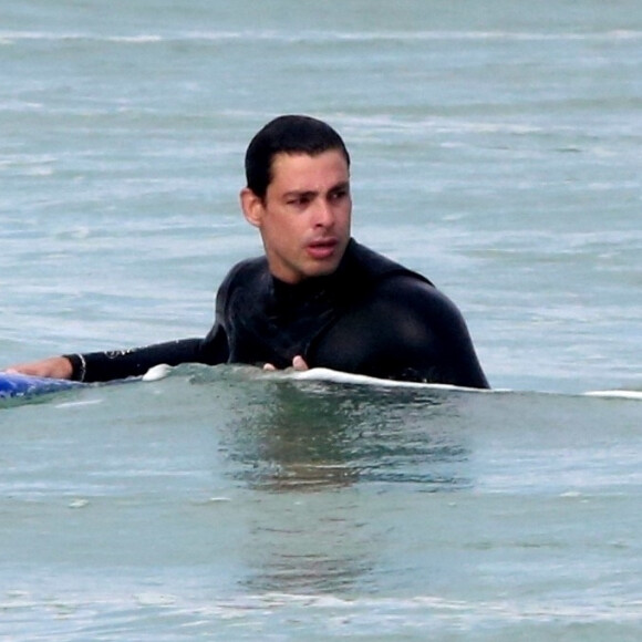 Cauã Reymond é fotografado em dia de surfe em praia no Rio de Janeiro


