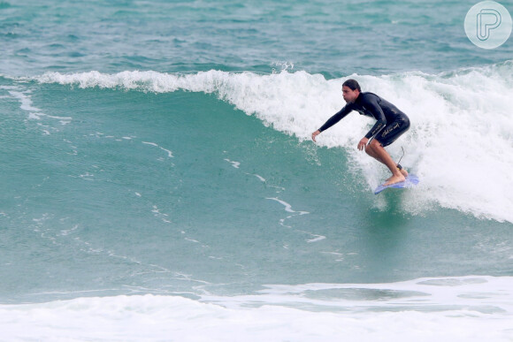 Cauã Reymond mostrou habilidade ao pegar onda em praia do Rio de Janeiro


