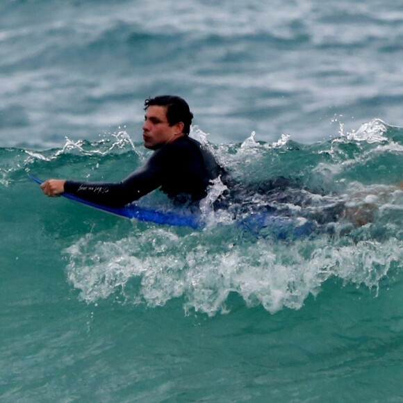 Cauã Reymond é fotografado em dia de surfe em praia da Barra da Tijuca, zona oeste do Rio de Janeiro, nesta terça-feira, 02 de junho de 2020



