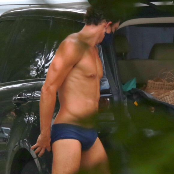 Cauã Reymond chama atenção por corpo sarado em fotos de sunga na praia

