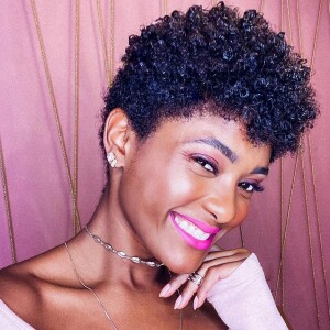 Erika Januza tem exibido cabelo natural em fotos na web