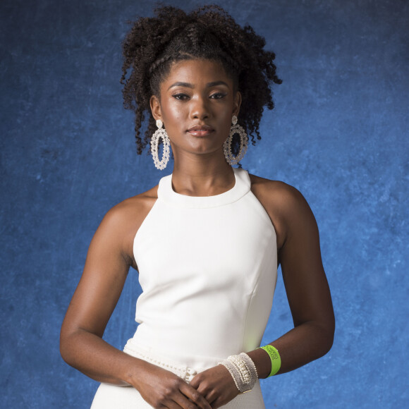 Erika Januza assumiu cabelo cacheado para papel em 'Subúrbia'