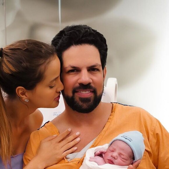 Sorocaba e Biah Rodrigues mostram rotina real com o filho
