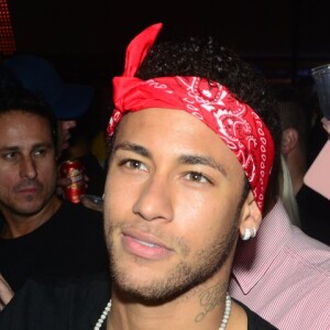 Neymar foi zoado pela web ao fazer comentário em foto de blogueira