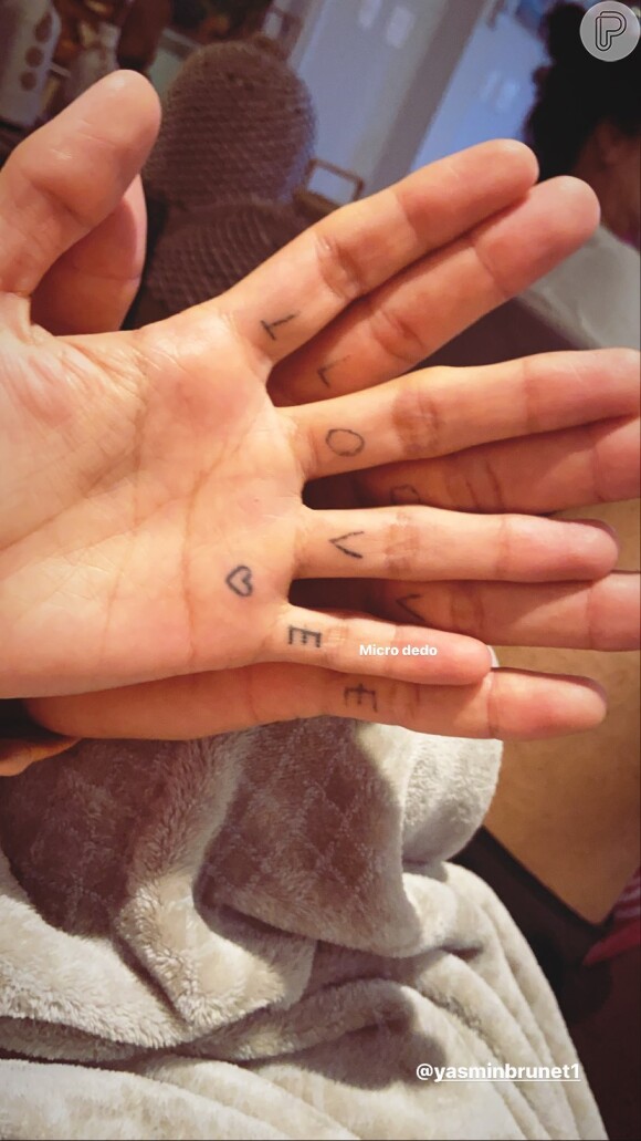 Yasmin Brunet e Gabriel Medina apareceram com desenhos iguais nas mãos, mas não confirmaram se era mesmo uma tatuagem