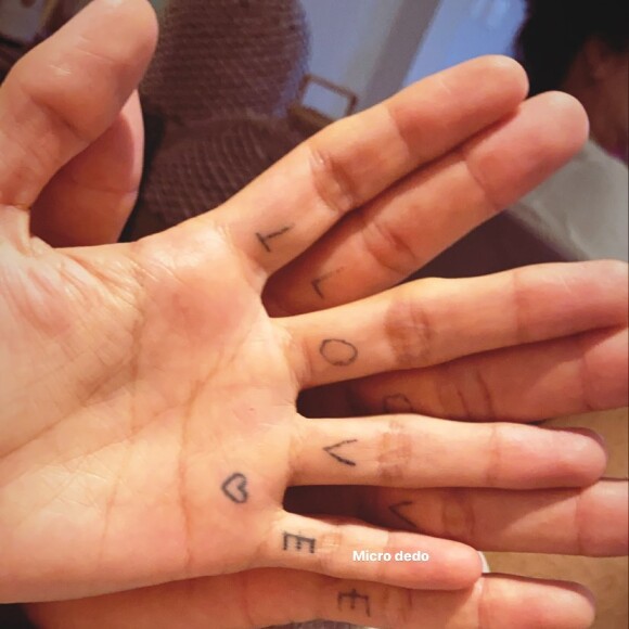Yasmin Brunet e Gabriel Medina apareceram com desenhos iguais nas mãos, mas não confirmaram se era mesmo uma tatuagem