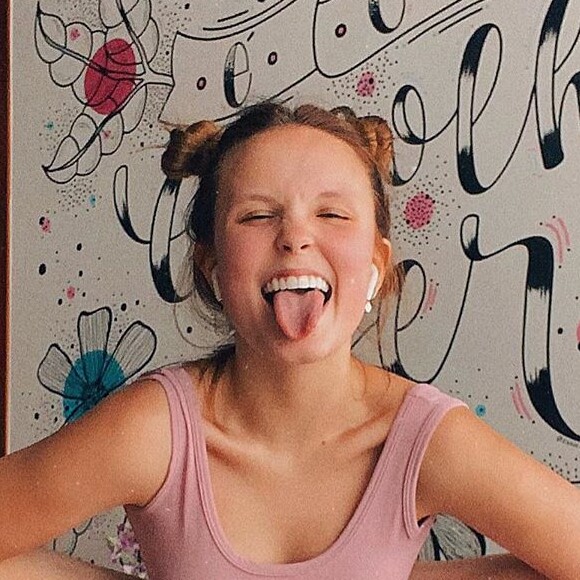 Larissa Manoela vem mantendo as atividades físicas nessa quarentena