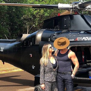 Gusttavo Lima troca olhares com Andressa Suita em fotos de Dia dos Namorados