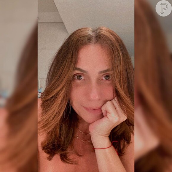 Giovanna Antonelli exibiu o cabelo com fios brancos e pediu ajuda aos seguidores no Instagram