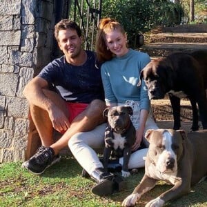 Marina Ruy Barbosa exibe trio de cães em foto com Xandinho Negrão próxima à natureza durante pandemia do coronavírus